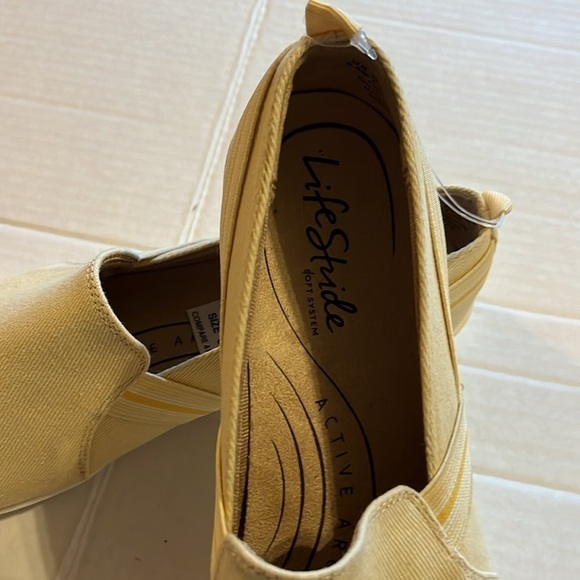 NWT-life stride soft system-9.5-butter yellow-flip on sneaker with active arch - Picture 7 of 12